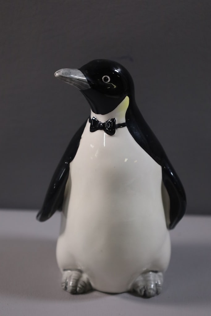 VINTAGE PENGUIN: A VINTAGE OMC JAPAN PORCELAIN PENGUIN FIGURE. VERY GOOD CONDITION. 5.5"