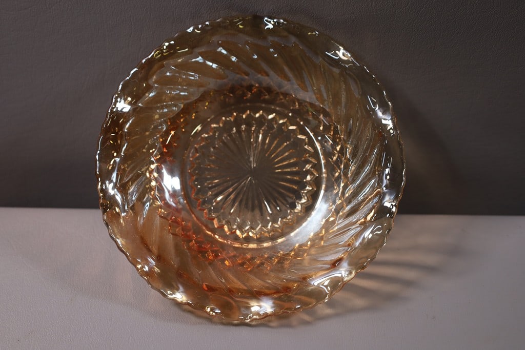 CARNIVAL GLASS BOWL: A VINTAGE AMBER CARNIVAL GLASS BOWL. VERY GOOD CONDITION. 6.5"