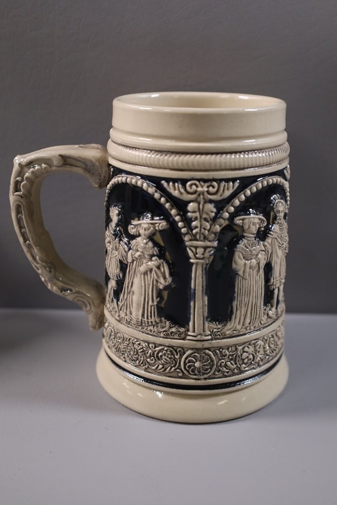 PETER DUMLER STEIN: A PETER DUMLER GERMAN DECORATIVE BEER STEIN LIMITED TO 10,000 MADE. VERY GOOD CONDITION.