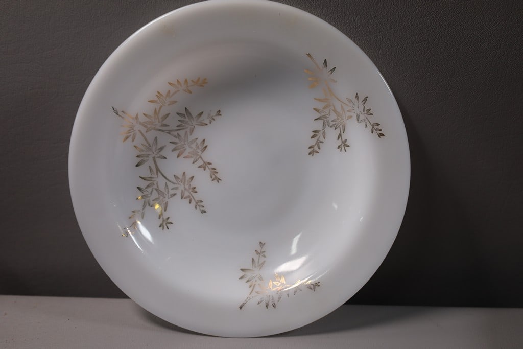 VINTAGE FEDERAL GLASS: A VINTAGE FEDERAL MILK GLASS BOWL WITH GOLD FLORAL DESIGN. VERY GOOD CONDITION. 8"