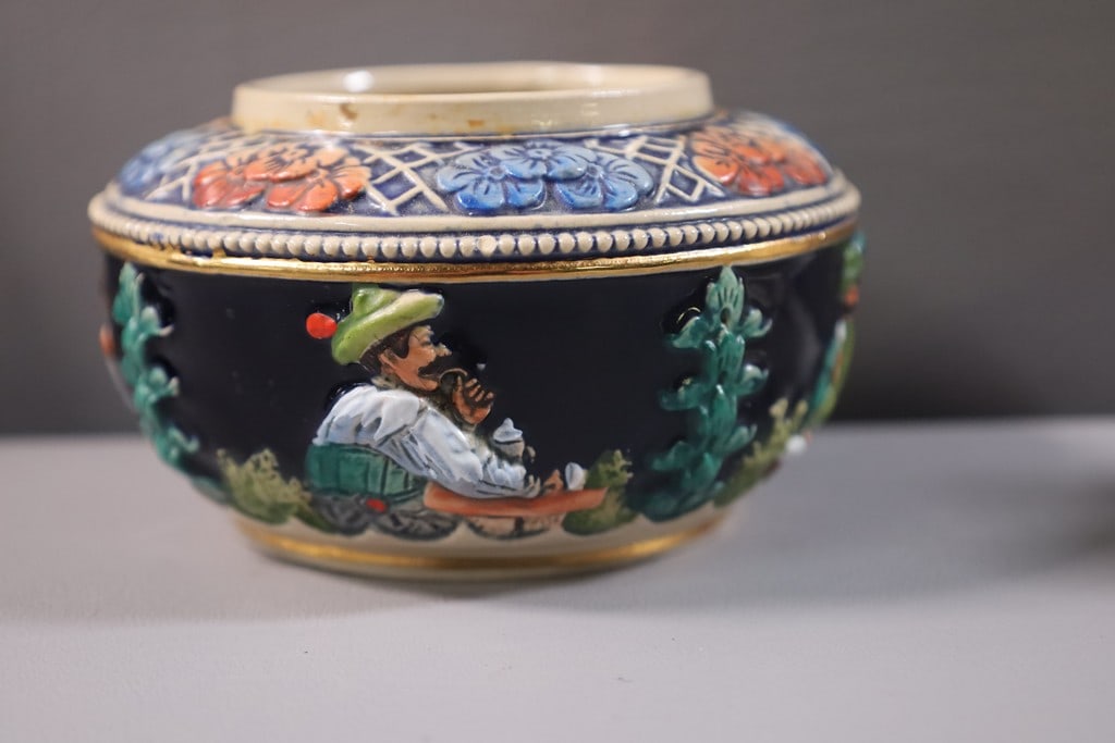 VINTAGE VASE: A VINTAGE GERMAN 3-D EMBOSSED DECORATIVE VASE. VERY GOOD CONDITION. 3"