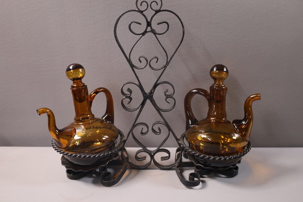 VINTAGE CRUET SET: A VINTAGE CRUET SET WITH AMBER BOTTLES AND METAL HOLDER. VERY GOOD CONDITION. 9.75"