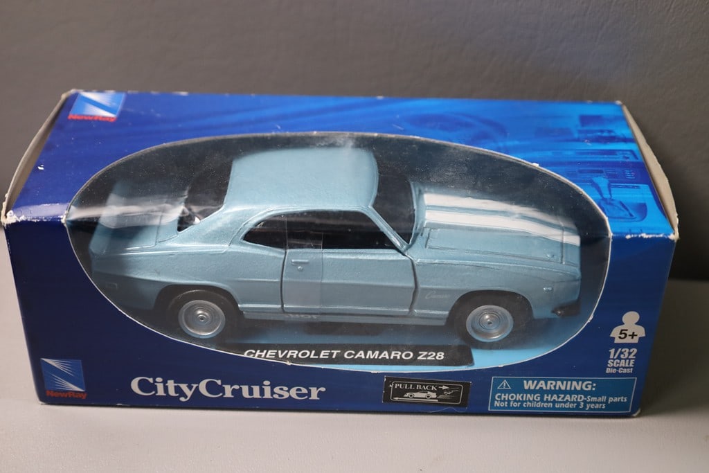 DIE CAST CAR: A DIE CAST CHEVY CAMARO Z28 CITY CRUISER CAR. BRAND NEW. 1/32 SCALE