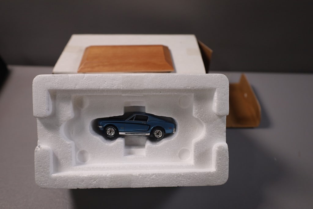 MATCHBOX DELUXE CAR: A MATCHBOX DELUXE 1968 MUSTANG COBRA JET DIE CAST CAR. LIKE NEW CONDITION. 1/64 SCALE
