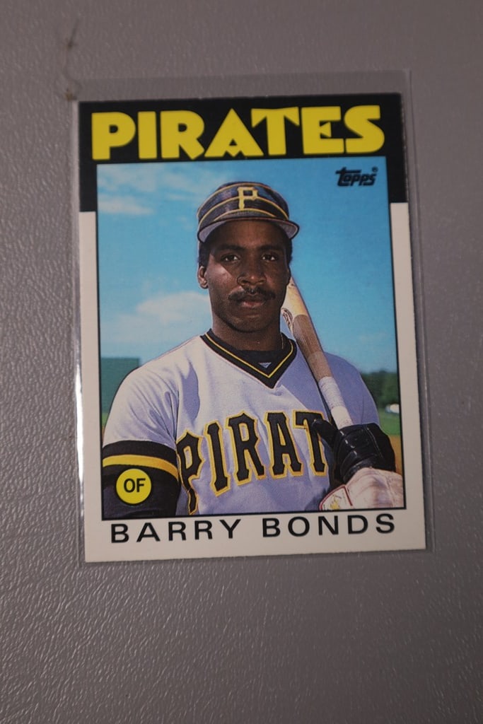 BARRY BONDS ROOKIE: A 1986 TOPPS TRADED BARRY BONDS XRC ROOKIE CARD. NEAR MINT OR BETTER CONDITION.