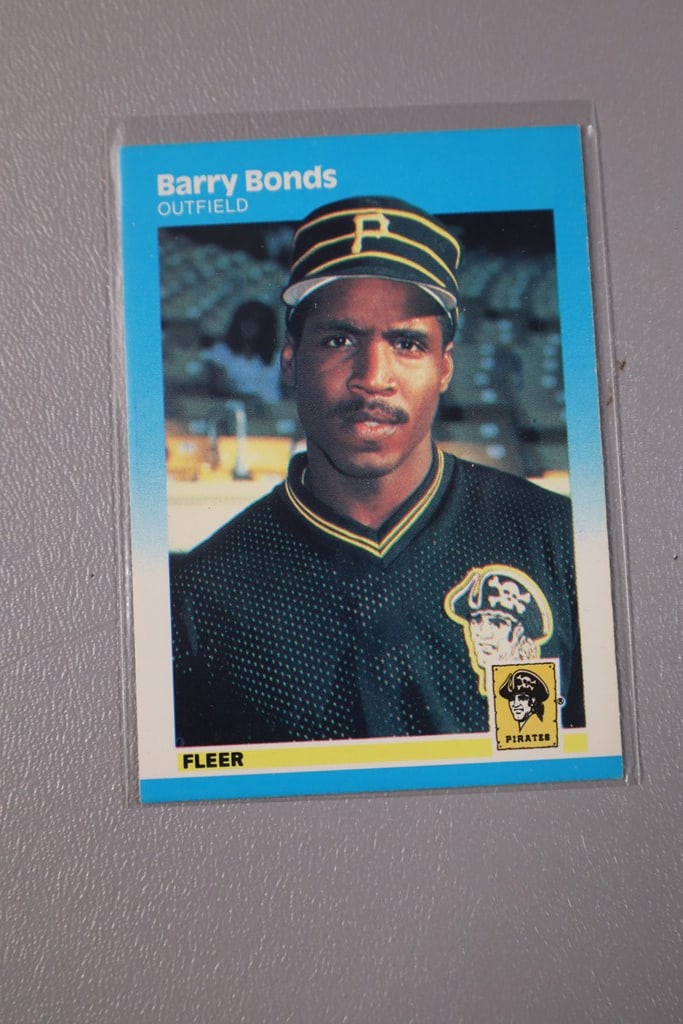 BARRY BONDS ROOKIE: A 1987 FLEER BARRY BONDS ROOKIE CARD. NEAR MINT OR BETTER CONDITION.