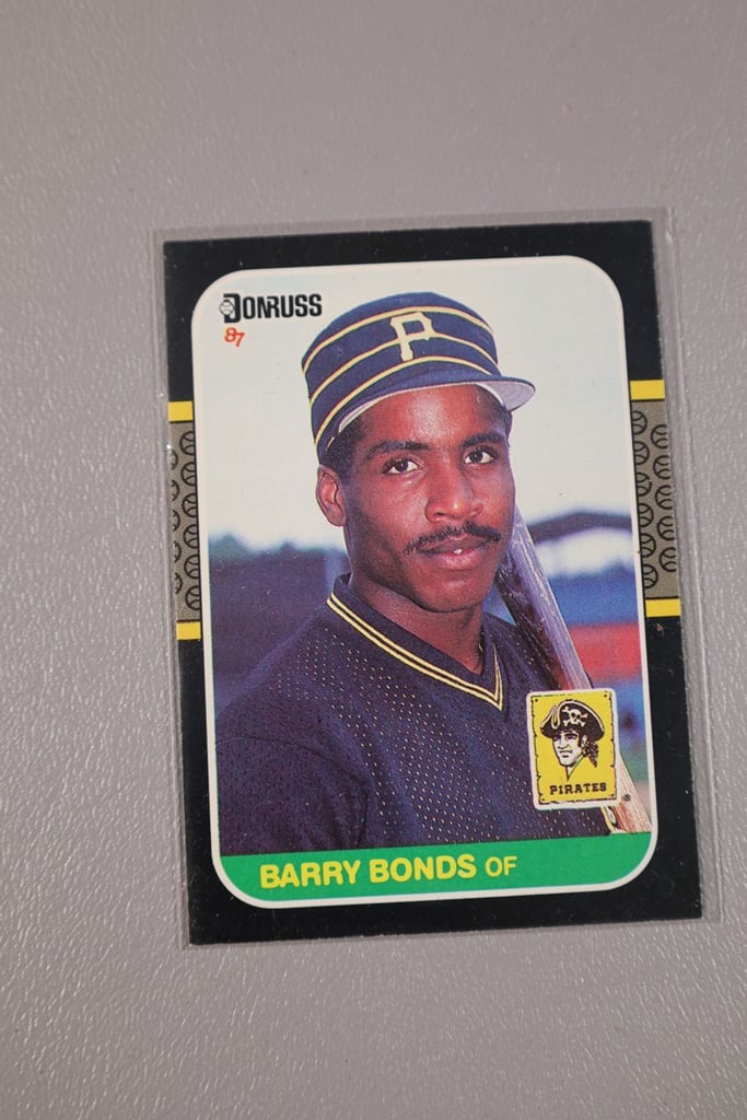 BARRY BONDS ROOKIE: A 1987 DONRUSS BARRY BONDS ROOKIE CARD. NEAR MINT OR BETTER CONDITION.