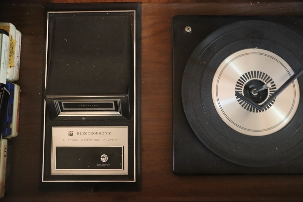 VINTAGE CONSOLE STEREO - 2