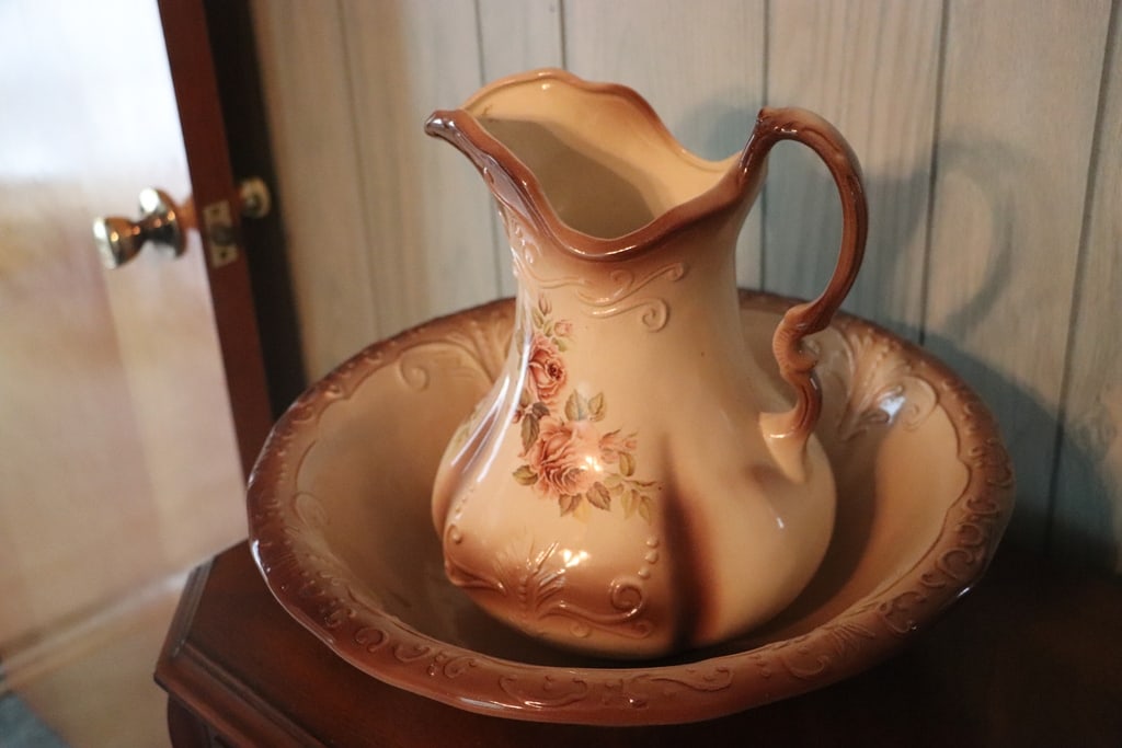 VINTAGE PITCHER/BASIN: A VINTAGE R/S PRUSSIA PITCHER AND WASH BASIN BOWL. VERY GOOD CONDITION. 18"