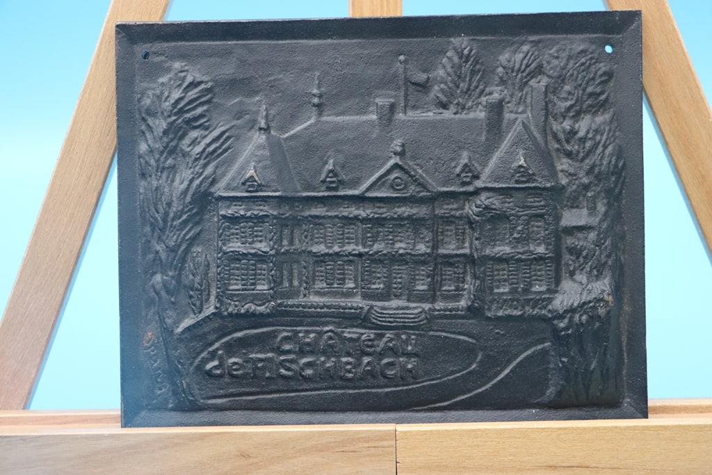 F.A.M. CAST IRON: A F.A.M. CAST IRON WALL ART THAT SHOWS CHATEAU DE FISCHBACH. VERY GOOD CONDITION. 6" X 9"