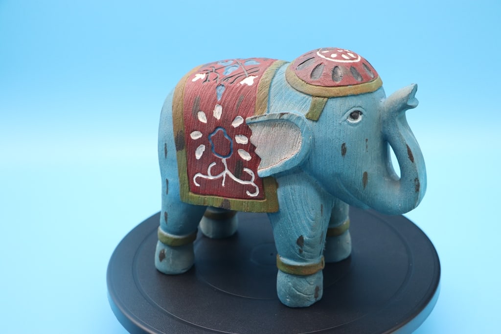 VINTAGE ELEPHANT: A VINTAGE HAND CARVED AND PAINTED WOOD ELEPHANT. VERY GOOD CONDITION. 6" T