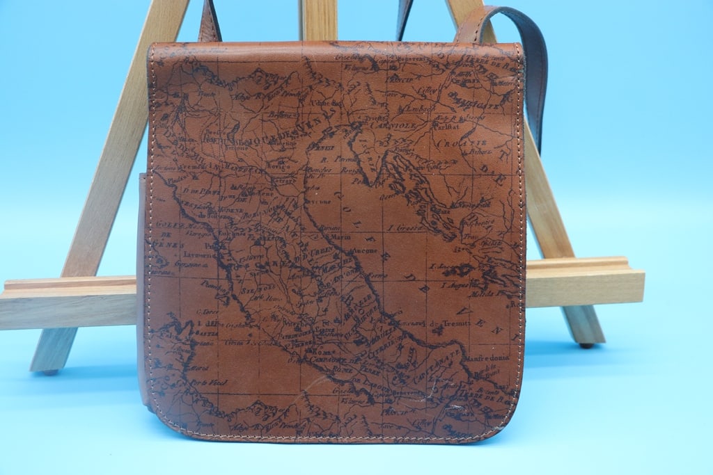 PATRICIA NASH PURSE: A PATRICIA NASH MESSENGER ITALY PRINT BAG PURSE. LIKE NEW