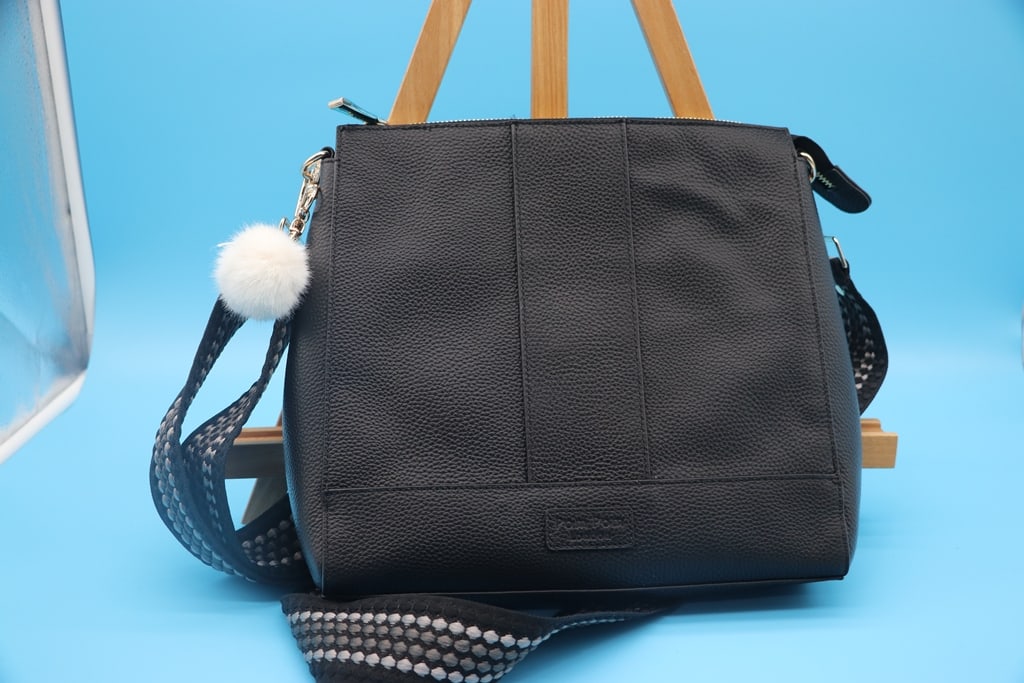 POM POM PURSE: A POM POM OF LONDON BLACK LEATHER PURSE. LIKE NEW