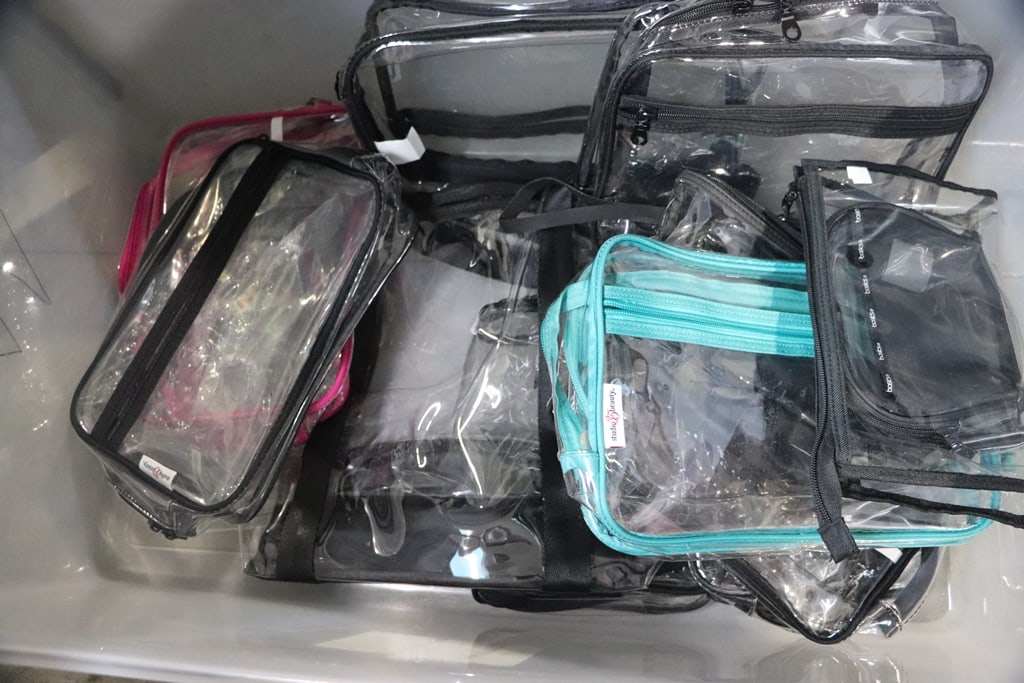 CLEAR BAGS/PURSES: A GROUP OF CLEAR BAGS/PURSES.