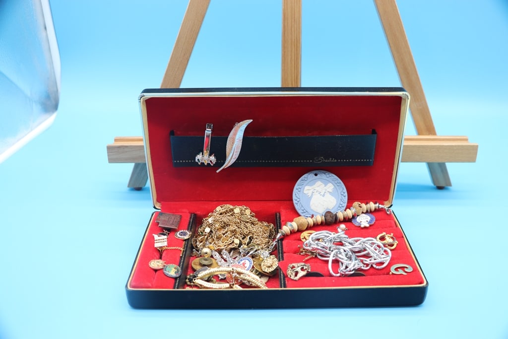 COSTUME JEWELRY: A GROUP OF COSTUME JEWELRY. VERY GOOD CONDITION.