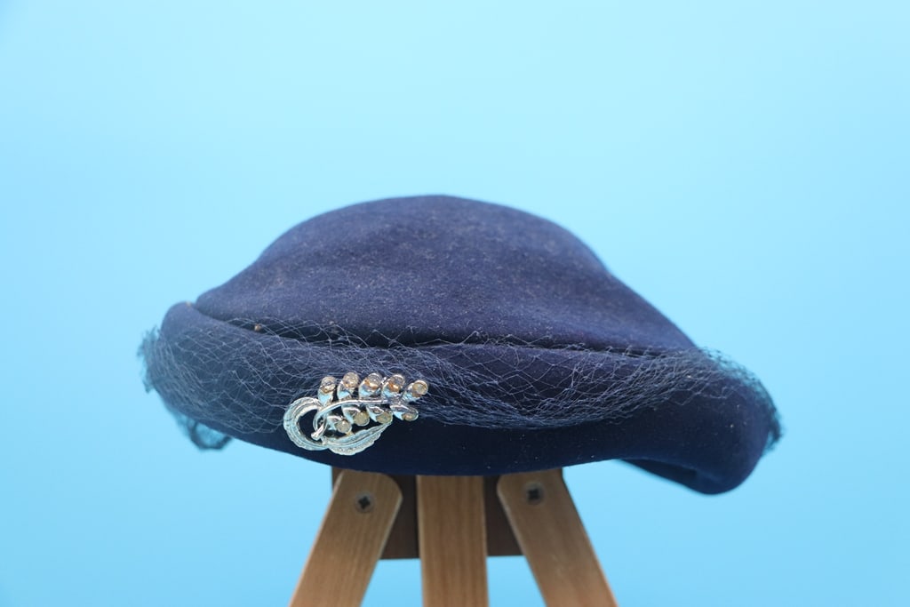 VINTAGE LADIES HAT: A VINTAGE LADIES WOOL GLENOVER DRESS HAT. VERY GOOD CONDITION.
