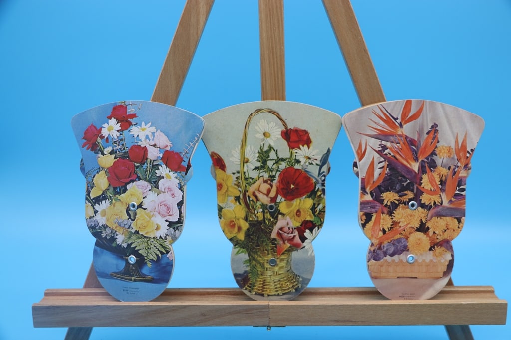 VINTAGE HAND FAN: A GROUP OF 3 VINTAGE FLORAL HAND FANS. VERY GOOD CONDITION