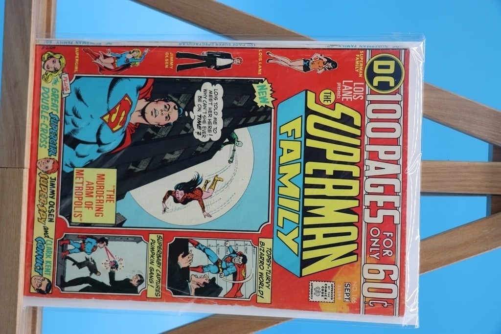 VINTAGE DC COMIC: A VINTAGE LOIS LANE PRESENTS THE SUPERMAN FAMILY #166 COMIC. GOOD CONDITION.