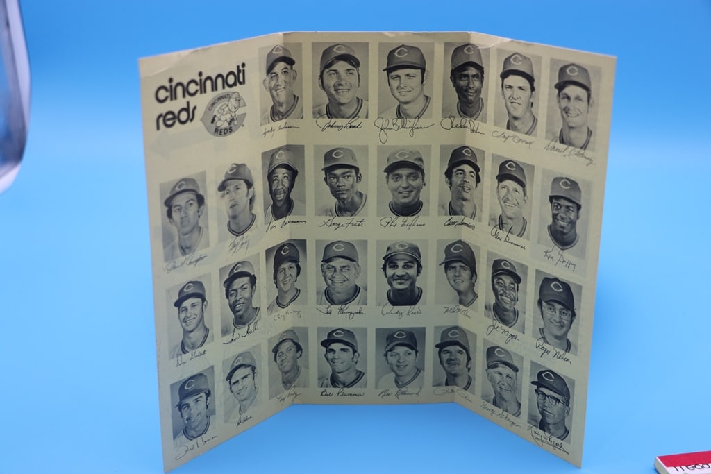 VINTAGE REDS: A VINTAGE 1974 TICKET ORDER FORM FROM THE CINCINNATI REDS. HAS PHOTOS OF THE TEAM INSIDE. VERY GOOD CONDITION.
