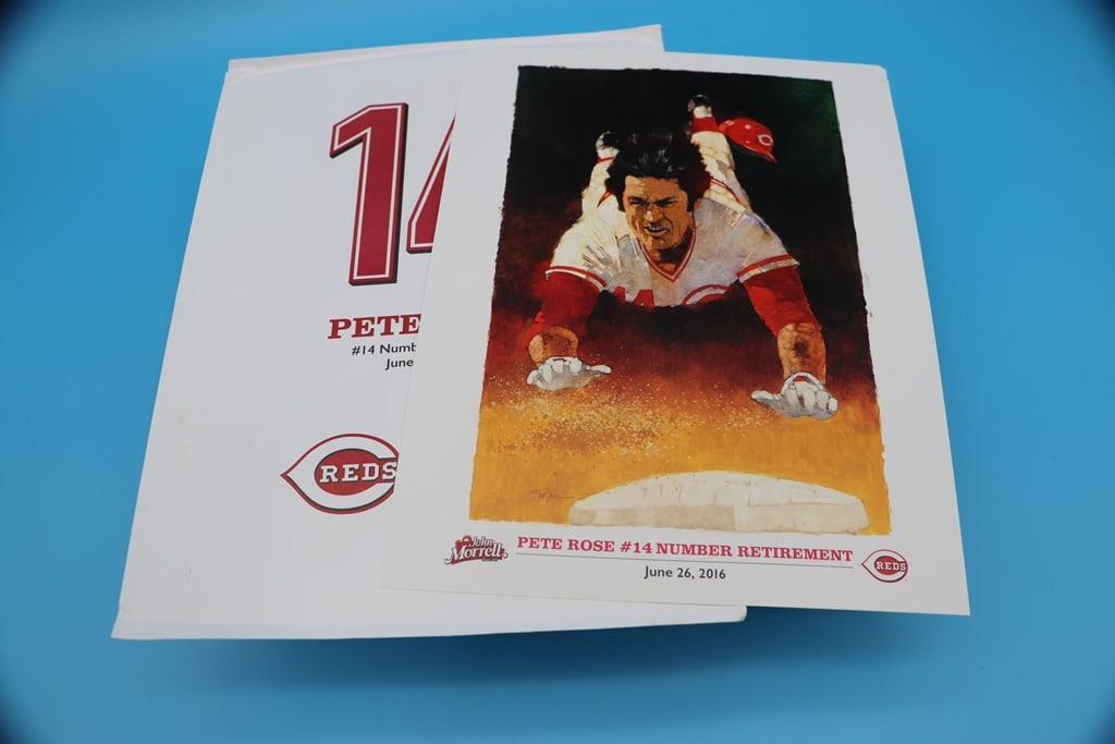 PETE ROSE COLLECTIBLE: A PETE ROSE CINCINNATI REDS JERSEY$ RETIREMENT PHOTO. VERY GOOD CONDITION.