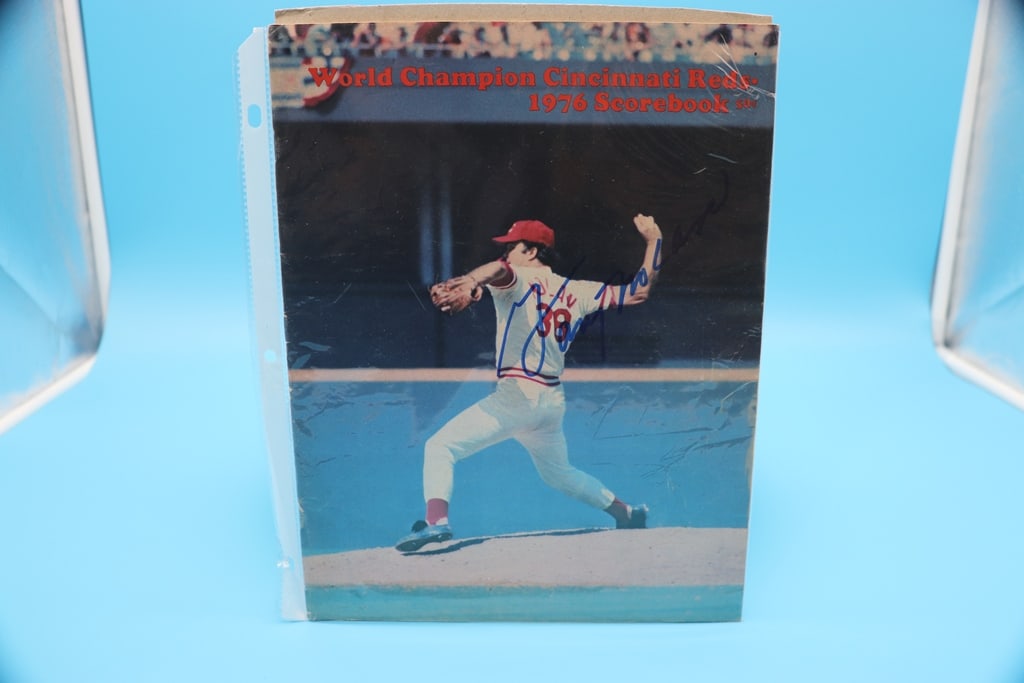 GARY NOLAN AUTOGRAPH: A GARY NOLAN CINCINNATI REDS SIGNED 1976 SCOREBOOK. GOOD CONDITION.