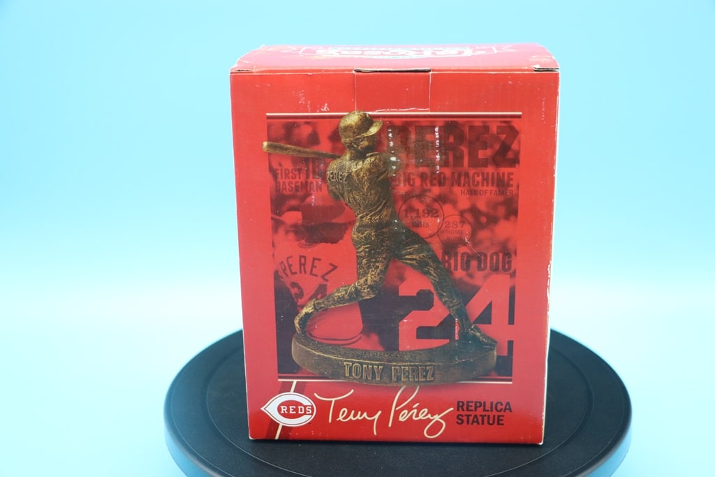 TONY PEREZ SGA: A TONY PEREZ CINCINNATI REDS REPLICA STATUE. VERY GOOD CONDITION.