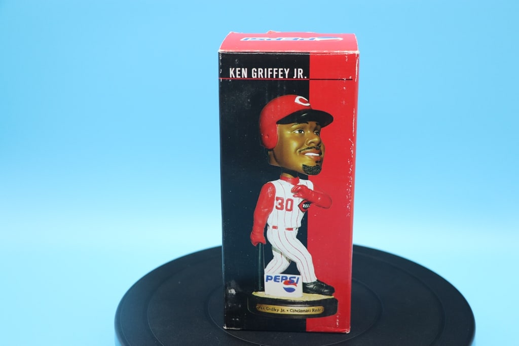 KEN GRIFFEY JR BOBBLE: A KEN GRIFFEY JR CINCINNATI REDS SGA BOBBLEHEAD. VERY GOOD CONDITION.