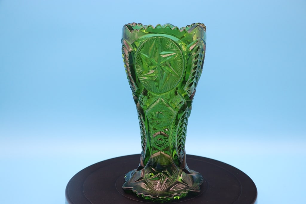 VINTAGE GLASS: A VINTAGE L.E. SMITH GREEN CUT GLASS VASE. EXCELLENT CONDITION. 9"