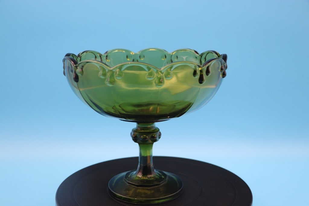 VINTAGE GLASS: A VINTAGE INDIANA GLASS GREEN PEDASTAL DISH. VERY GOOD CONDITION. 7.5"