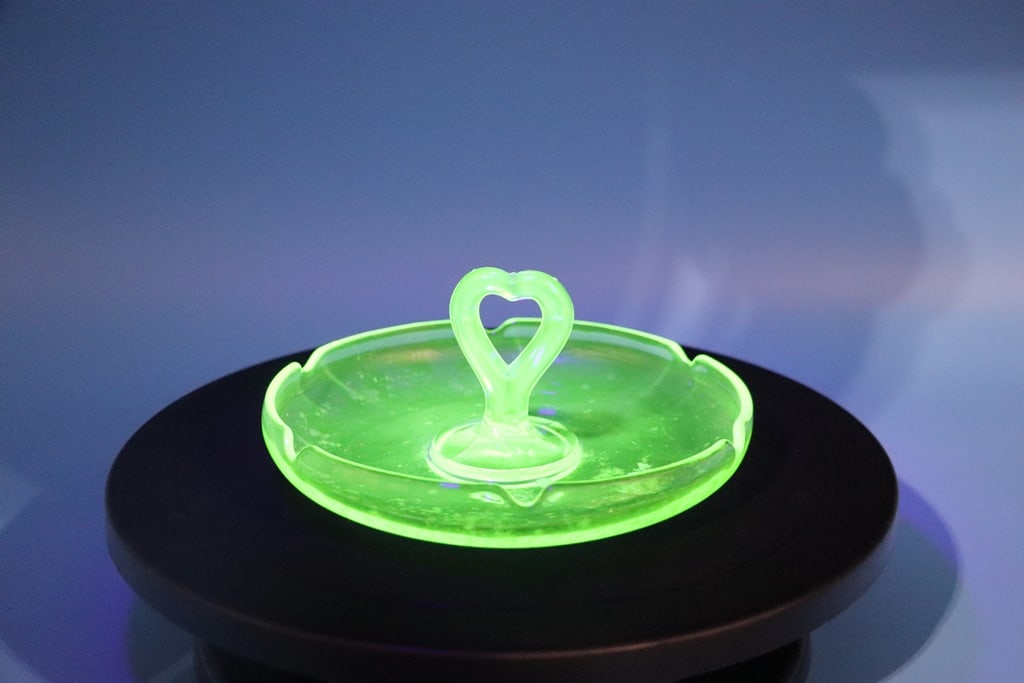 VINTAGE URANIUM GLASS: A VINTAGE URANIUM GLASS GREENSBURG GLASSWORKS HEART HANDLE DISH. VERY GOOD CONDITION.