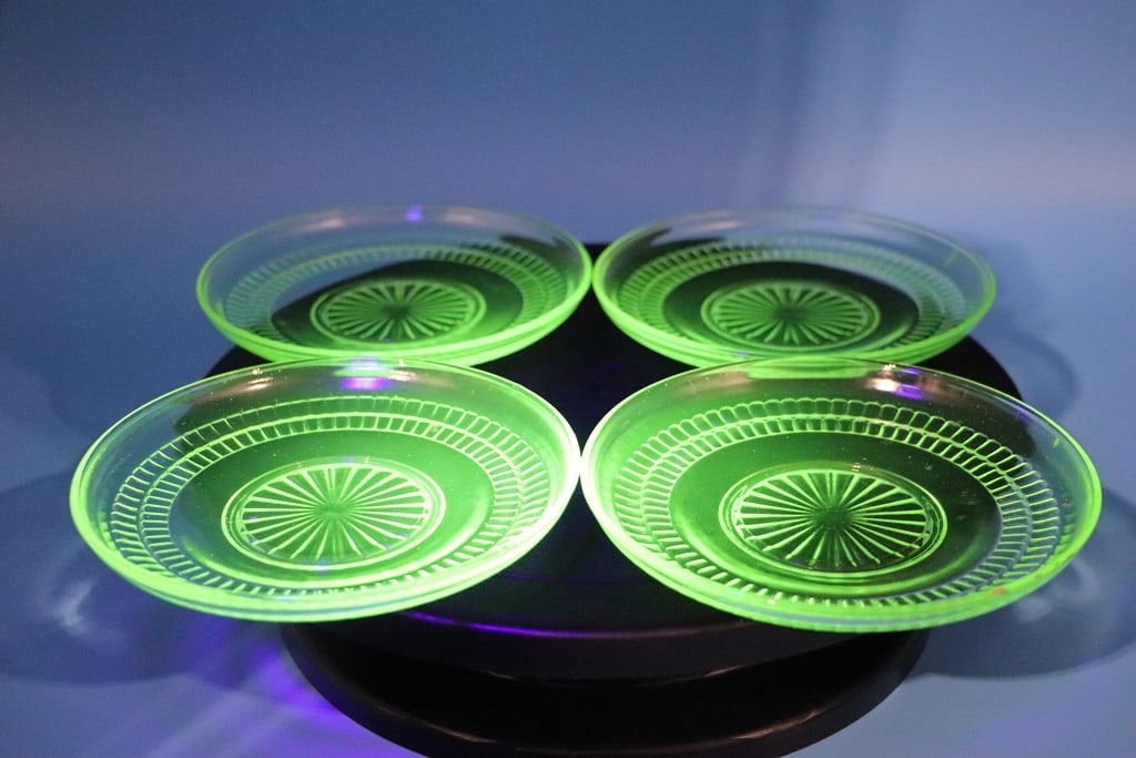 VINTAGE URANIUM GLASS: A VINTAGE URANIUM GLASS GROUP OF 4 SAUCERS. VERY GOOD CONDITION.