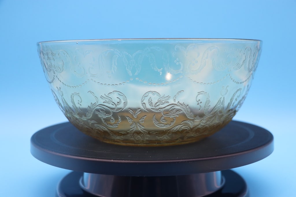 VINTAGE DEPRESSION GLASS: A VINTAGE YELLOW DEPRESSION GLASS MADRID SERVING BOWL. VERY GOOD CONDITION.