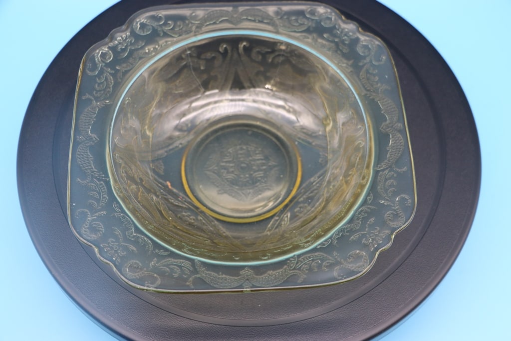 VINTAGE DEPRESSION GLASS: A VINTAGE YELLOW DEPRESSION GLASS MADRID SQUARED BOWL. VERY GOOD CONDITION.