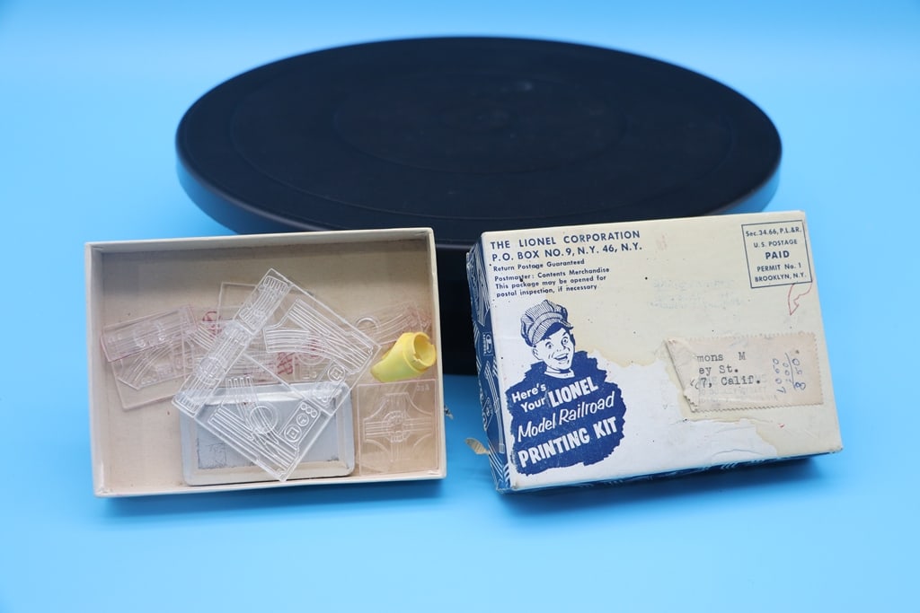VINTAGE LIONEL: A VINTAGE LIONEL RAILROAD PRINTING KIT WITH ORIGINAL BOX. VERY GOOD CONDITION.