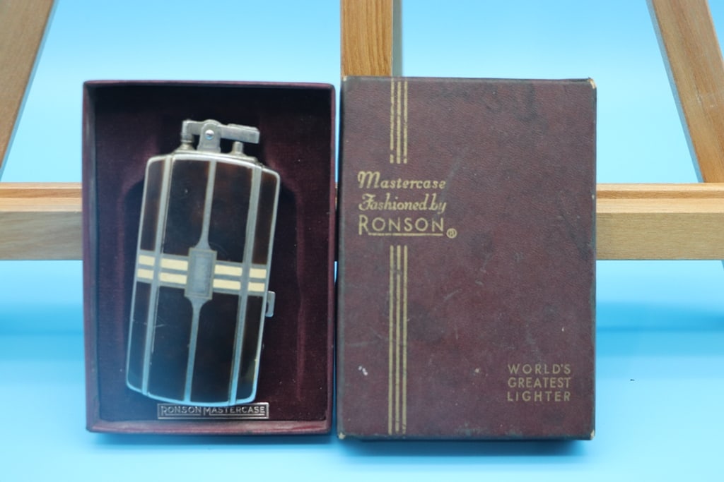 VINTAGE LIGHTER: A VINTAGE RONSON LIGHTER WITH COMPARTMENT AND BOX. VERY GOOD CONDITION.