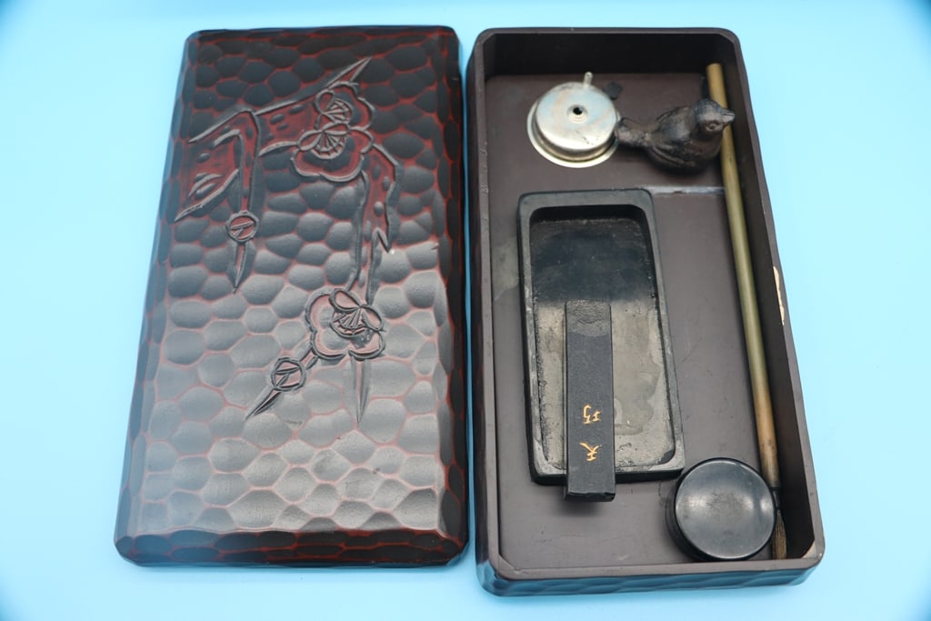 ANTIQUE CALLIGRAPHY BOX: AN ANTIQUE JAPANESE (POSSIBLY MEIJI OR SHOUSA) CALLIGRAPHY WRITING BOX. VERY GOOD CONDITION.