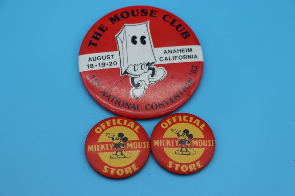 VINTAGE DISNEY: A GROUP OF VINTAGE DISNEY MICKEY MOUSE BUTTONS. VERY GOOD CONDITION.