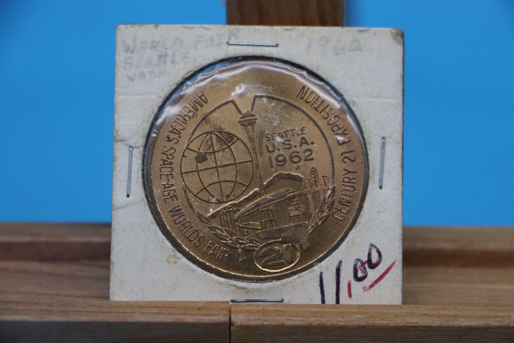 1962 WORLD'S FAIR: A 1962 SEATTLE WORLD'S FAIR $1 DOLLAR COIN. VERY GOOD CONDITION.