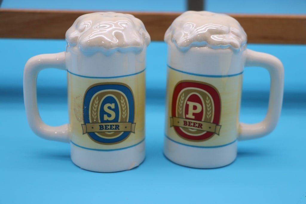 SALT AND PEPPER SET: A PILSNER BEER SALT AND PEPPER SET. VERY GOOD CONDITION.