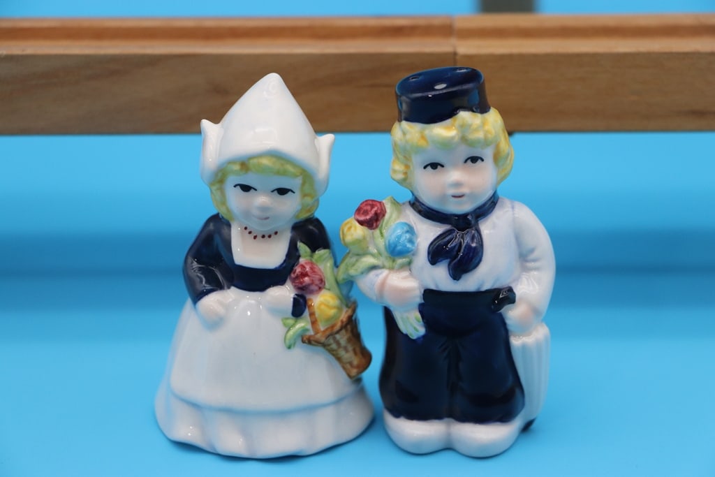 SALT AND PEPPER SET: A DUTCH BOY AND GIRL SALT AND PEPPER SET. VERY GOOD CONDITION.
