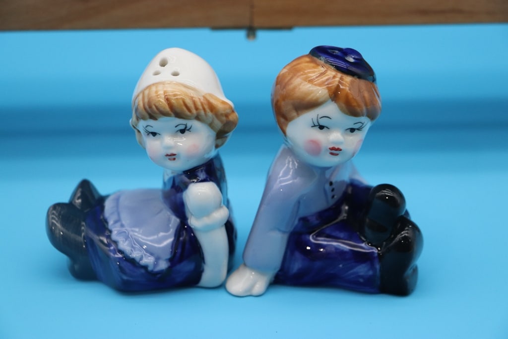 SALT AND PEPPER SET: A DUTCH BOY AND GIRL SALT AND PEPPER SET MARKED WITH A C.N.AND CROWN. VERY GOOD CONDITION.