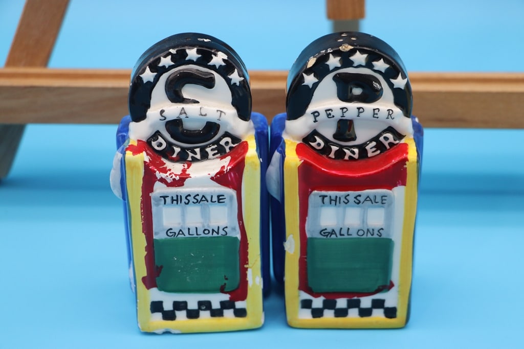 SALT AND PEPPER SET (1 of 1)