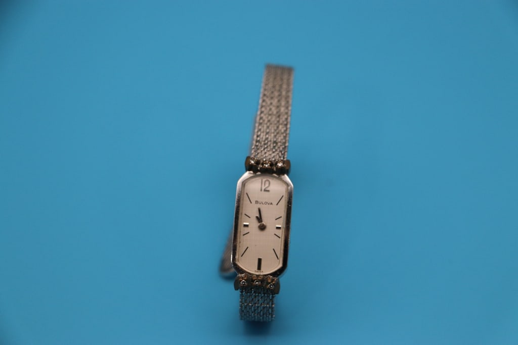 VINTAGE BULOVA 10K G.F.: A VINTAGE LADIES BULOVA 1/20TH 10K G.F. WATCH. UNTESTED.