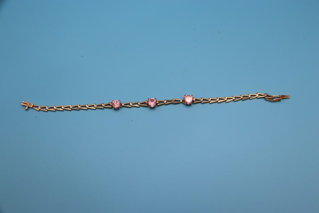 14K GOLD: A 14K GOLD BRACELET WITH PINK STONES. 4.7 GRAMS