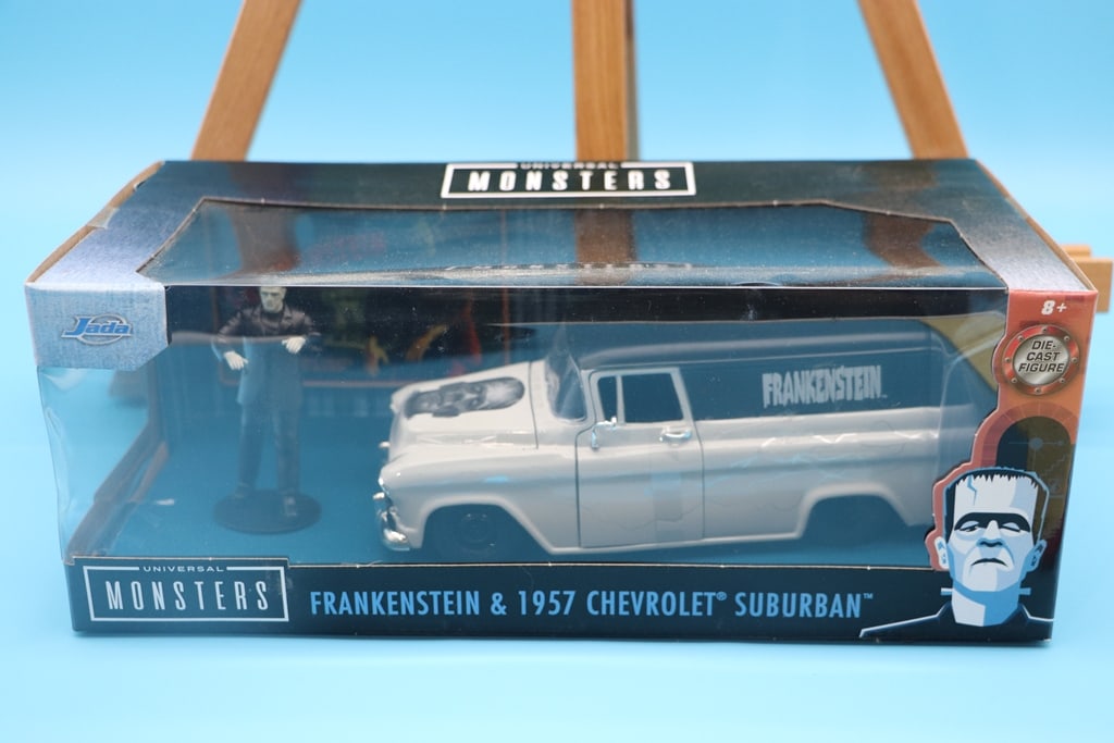 FRANKENSTEIN CAR: A JADA 1/24 UNIVERSAL MONSTERS FRANKENSTEIN 1957 CHEVY SUBURBAN WITH FRANKENSTEIN FIGURE. BRAND NEW