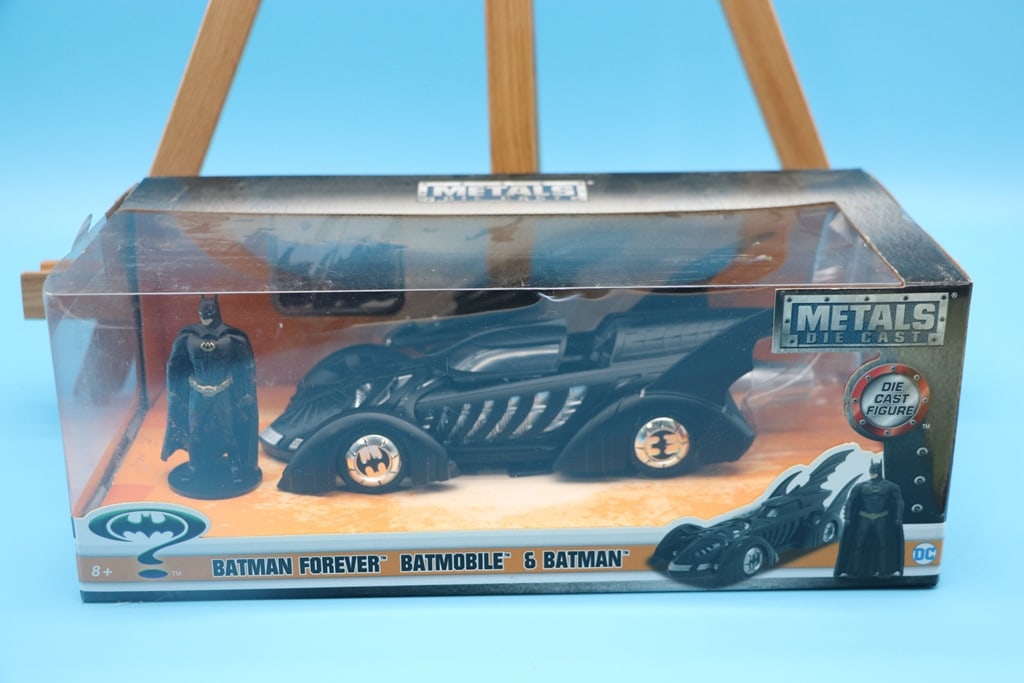 BATMOBILE CAR: A JADA 1/24 BATMAN FOREVER BATMOBILE MODEL CAR WITH BATMAN FIGURE. BRAND NEW.