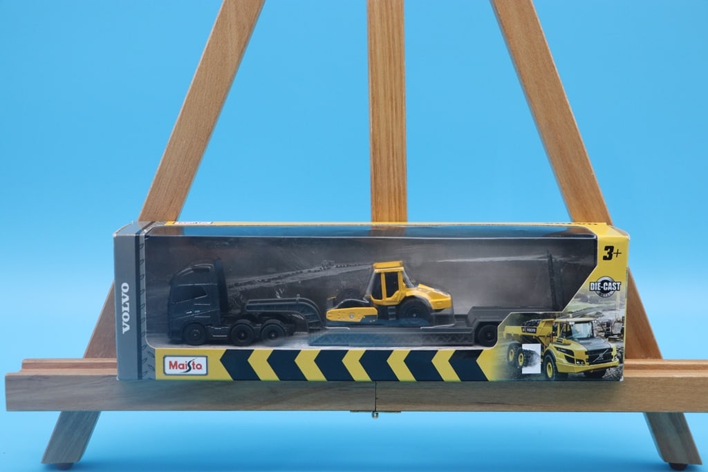 VOLVO TRUCK: A MAISTO VOLVO 1/64 MODEL TRUCK AND CONSTRUCTION VEHICLE. BRAND NEW