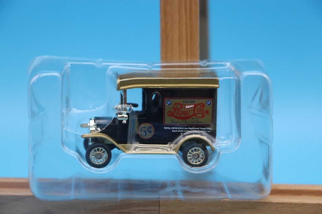 PEPSI CAR: A 1/64 PEPSI COLA GOLDEN WHEELS DIE CAST DELIVERY TRUCK. BRAND NEW