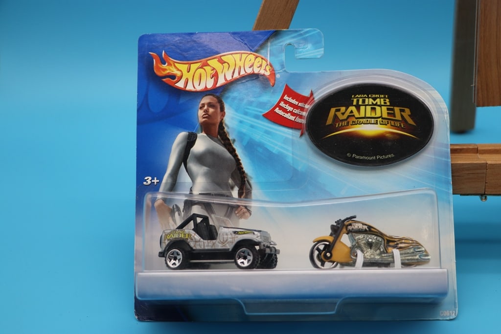 HOT WHEELS: A HOT WHEELS TOMB RAIDER JEEP AND MOTORCYCLE SET. BRAND NEW