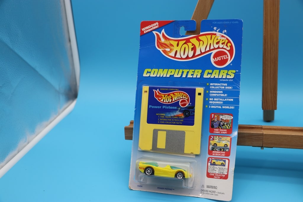 HOT WHEELS: A HOT WHEELS COMPUTER CARS 1995 POWER PISTON WITH DISK. BRAND NEW